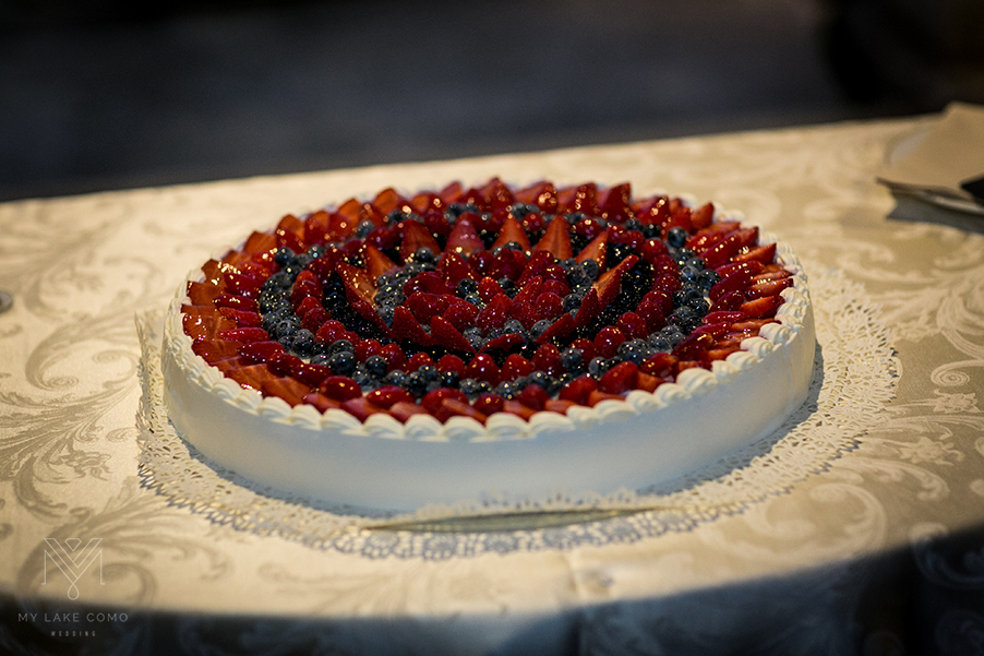 1-tier-traditional-Italian-wedding-cake-with-summer-fruit