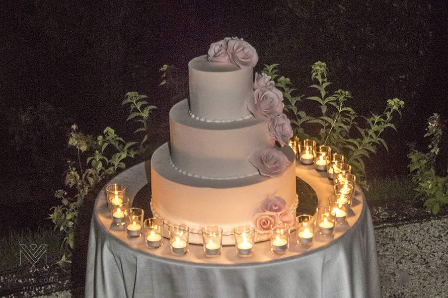 Three-tier-white-wedding-cake-with-tealight-candles