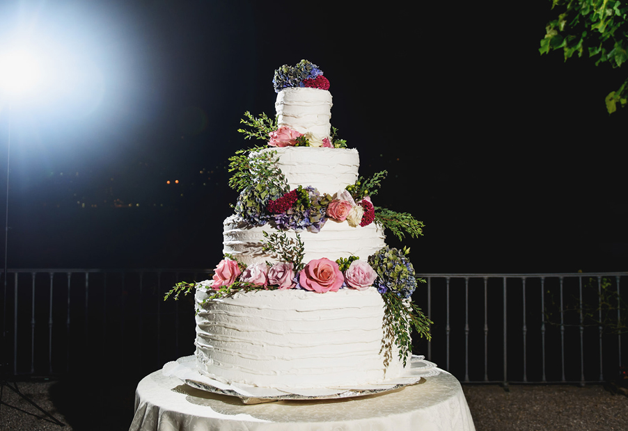 Wedding-cake-on-terrace-of-Lake-Como-villa