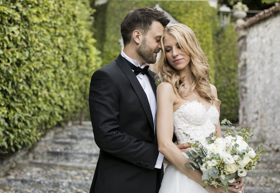 Wedding-couple-marry-on-Lake-Como-in-a-beautiful-Italian-villa