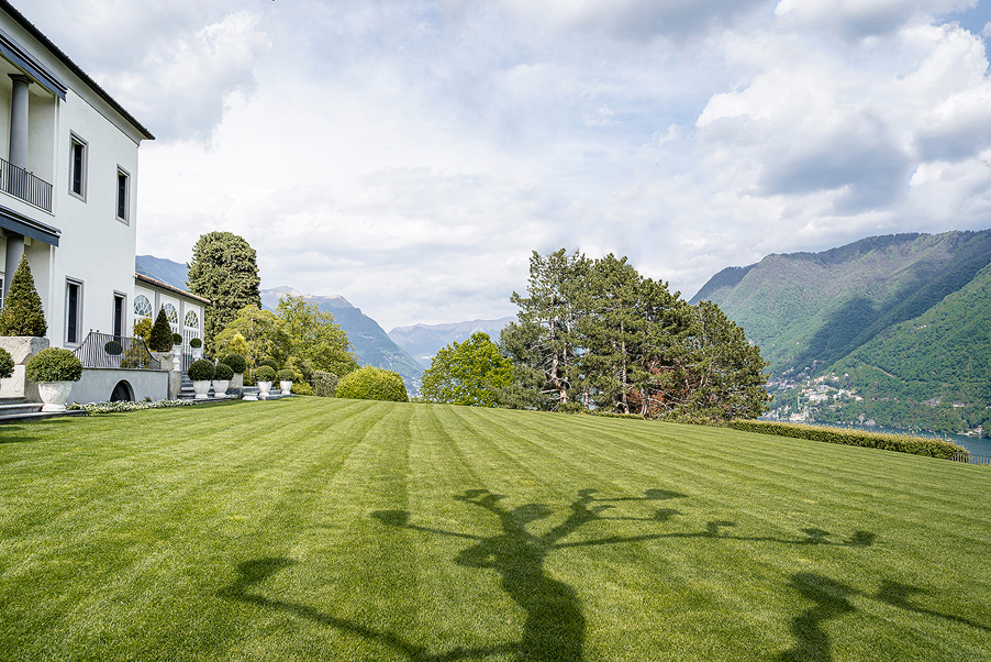 Villa-Bonomi-Lake-Como-wedding-venue-lawn-area