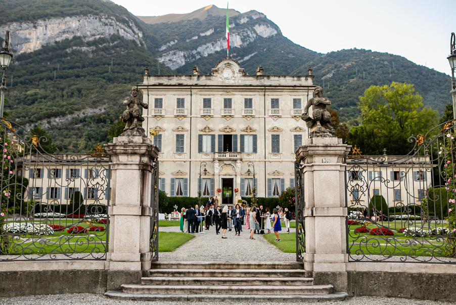 Villa-Sola-Cabiati-arriving-at-the-entrance-on-Lake-Como