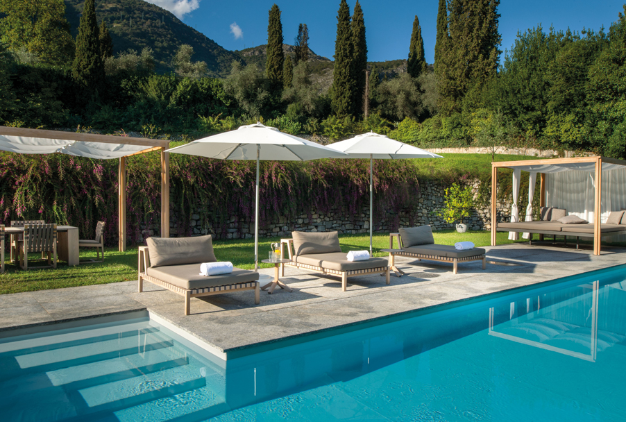 Villa-Sola-Cabiati-wedding-venue-on-Lake-Como-with-poolside-terrace